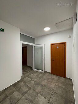 Ponúkame Vám na prenájom kanceláriu s výmerou 20 m2 na Piari