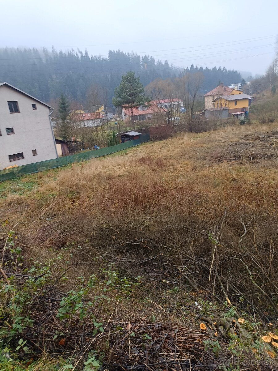 Nachádza sa 4 km od Čadce. Výborná dostupnosť, prístupová ce