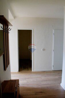 Realitná kancelária RE/MAX Vám ponúka na prenájom 2 izbový b