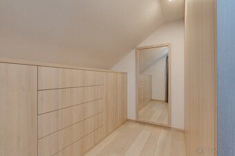 Exkluzívne ponúkame na predaj elegantný 5/6-izbový rodinný d