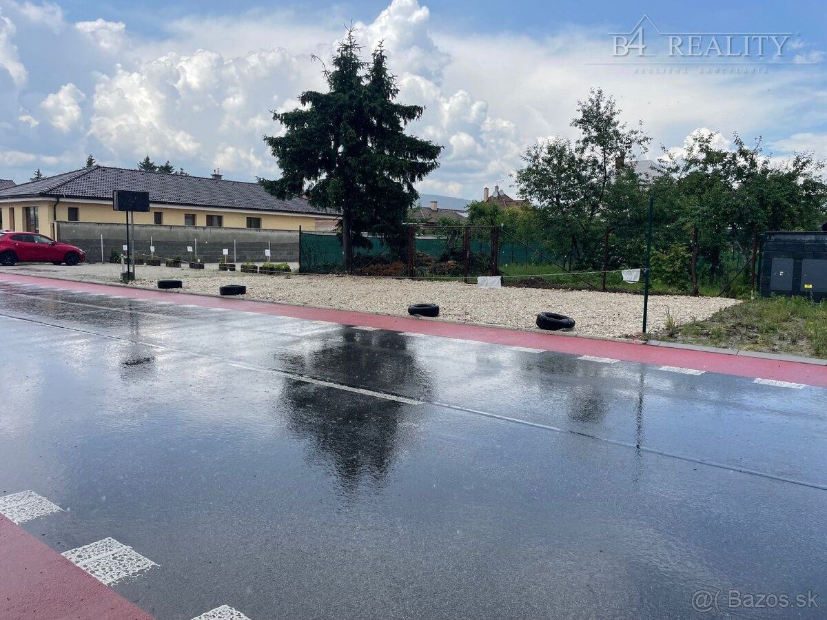 Ponúkame na predaj pozemok nachádzajúce sa v Trenčíne na uli