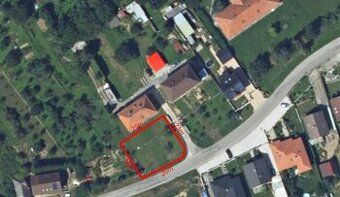 Ponúkame Vám na predaj rovinatý pozemok v Trenčianskych Bohu