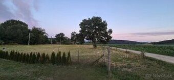 Ponúkame Vám na predaj rovinatý pozemok v Trenčianskych Bohu