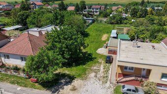 REMAX Ahoj ponúka na predaj rovinatý stavebný pozemok o výme