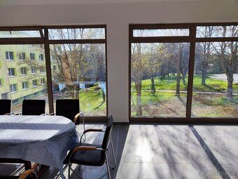 Ponúkame na prenájom moderný novovybudovaný obchodný priesto