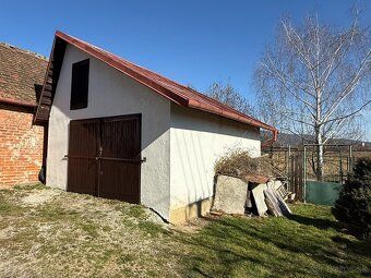 SLNEČNÁ VINICA S MUROVANOU CHATOU A GARÁŽOU
Ponúkame na pred
