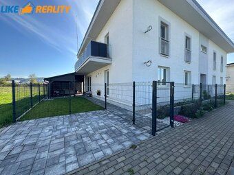 Hľadáte bývanie, ktoré spája komfort bytu s výhodami rodinné
