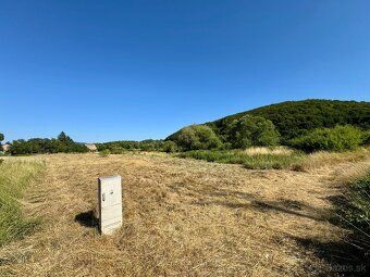 Ponúkame na predaj stavebný pozemok o výmere 1 600 m2 (20 m 