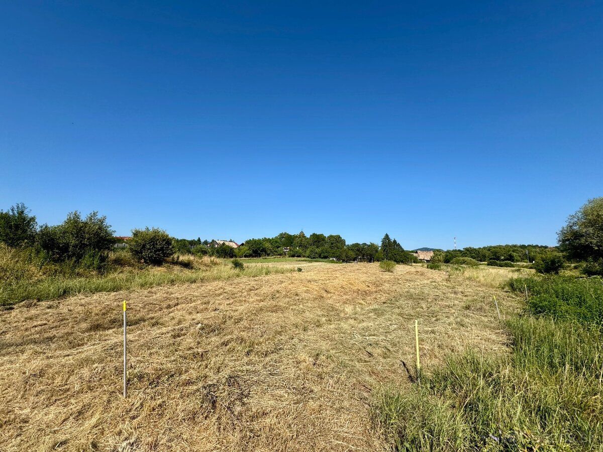 Ponúkame na predaj stavebný pozemok o výmere 1 600 m2 (20 m 