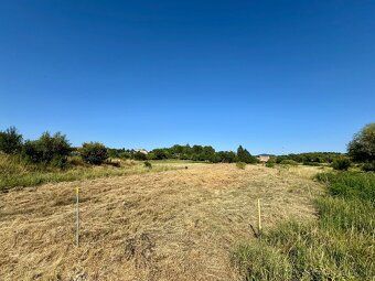 Ponúkame na predaj stavebný pozemok o výmere 1 600 m2 (20 m 