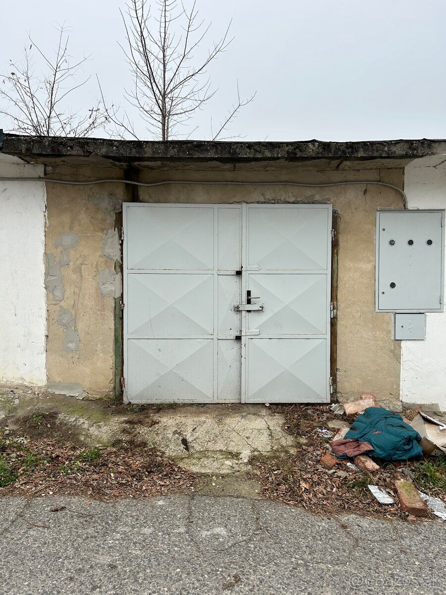 Predám Garáž ,veľkosť 24 m2,z montážnou jamov,elektrinou ,ad
