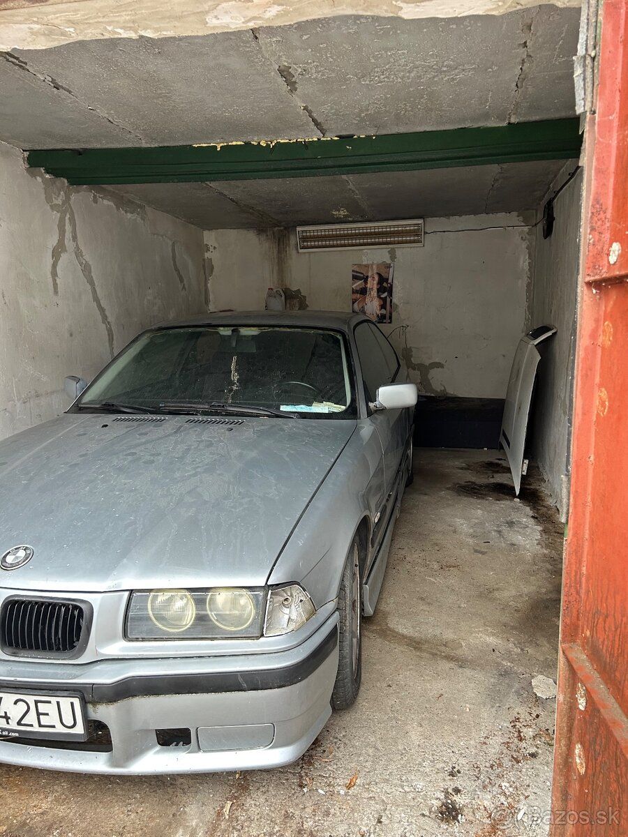 Predám Garáž ,veľkosť 24 m2,z montážnou jamov,elektrinou ,ad