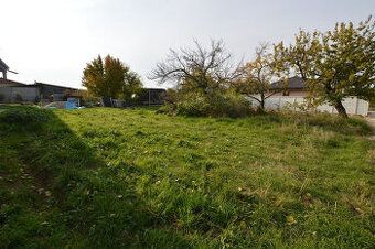Predám pekný 22 árový (2205 m2) pozemok s vinohradom pri Veľ