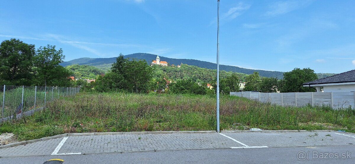 Ponúkam na predaj lukratívny stavebný pozemok 950 m2 a širok