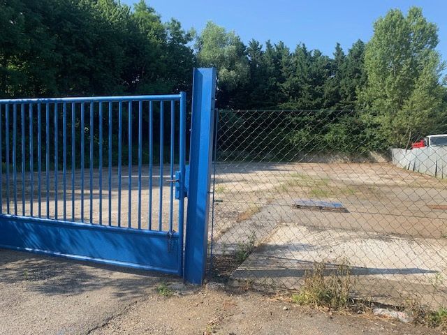 Ponúkame na prenájom spevnenú plochu vhodnú na skladovanie v