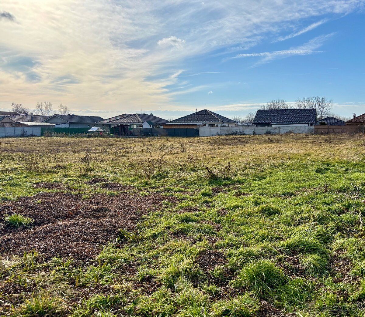 Ponúkam na predaj pozemok s výmerou 1010 m² na výstavbu rodi