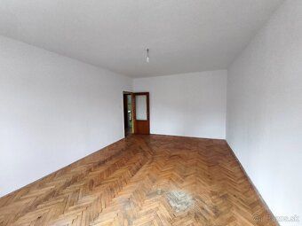 Ponúkam na predaj 3izbový byt s garážou a záhradou. Byt pozo