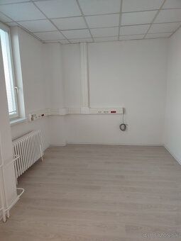 Kancelária:
- 3. poschodie (324) – 38,67m2. Priestor je z 2 