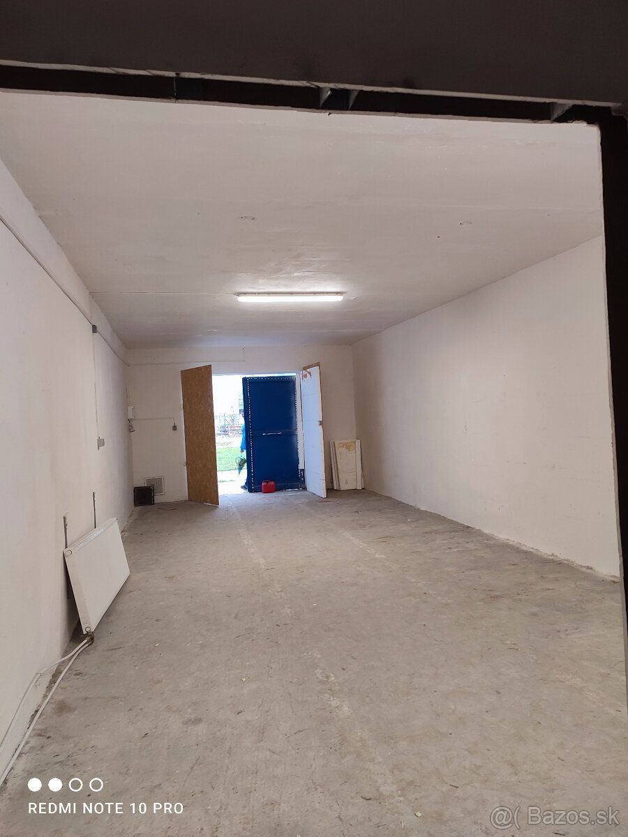Garáž 70m2.
Garáž má rozmery 4,4m*15m. Ide o holopriestor v 
