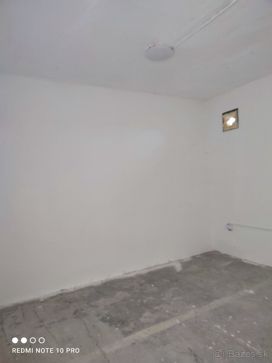 Garáž 70m2.
Garáž má rozmery 4,4m*15m. Ide o holopriestor v 
