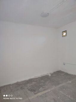 Garáž 70m2.
Garáž má rozmery 4,4m*15m. Ide o holopriestor v 