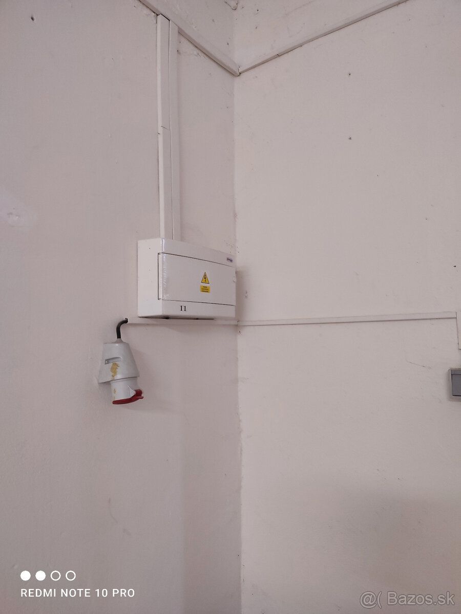 Garáž 70m2.
Garáž má rozmery 4,4m*15m. Ide o holopriestor v 