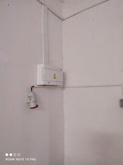 Garáž 70m2.
Garáž má rozmery 4,4m*15m. Ide o holopriestor v 