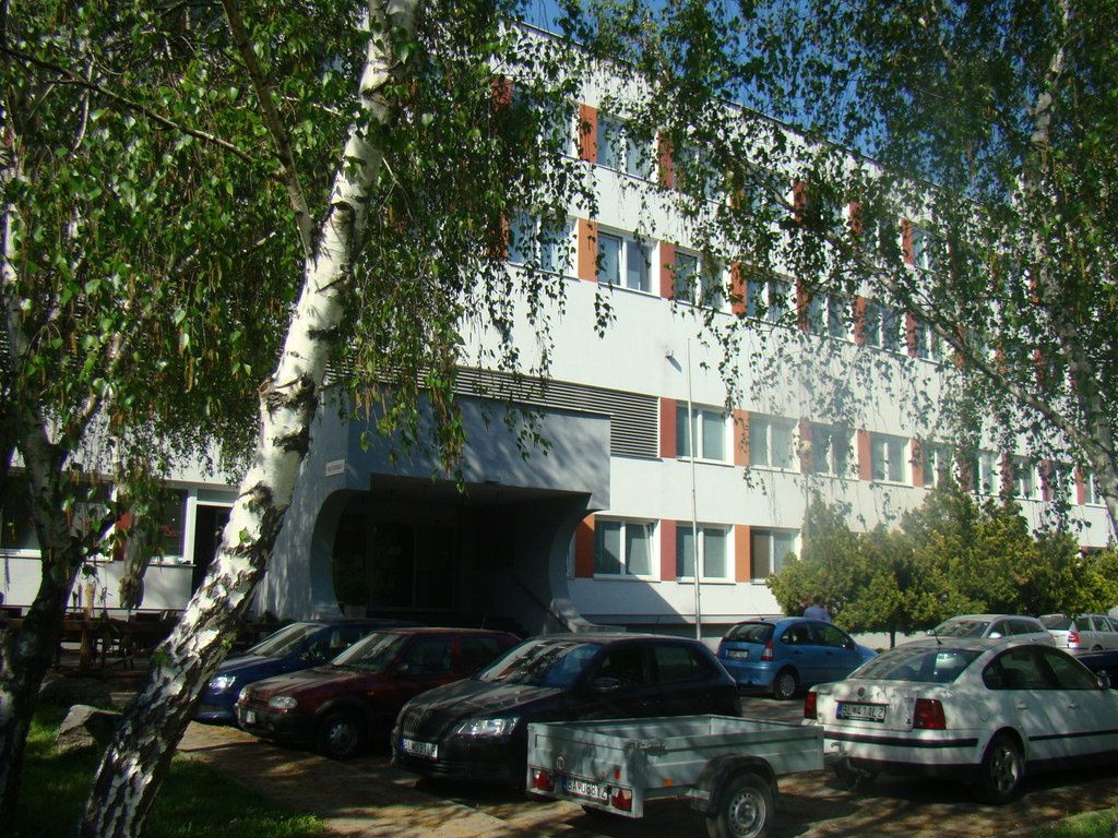 kancelária:
- 2. poschodie 213 – 33,77m2. Mesačné nájomné vr