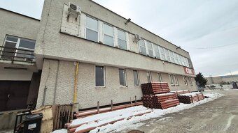 Ponúkame na prenájom priestranný obchodný / prevádzkový prie