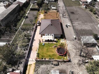 B10 Vám ponúka na predaj Bungalov v obci Dvorníky. Moderný b
