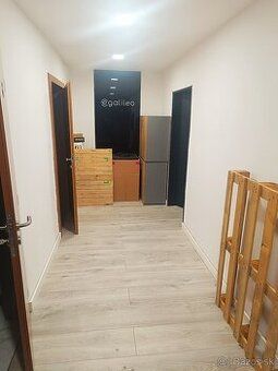 Ponúkame na prenájom kancelárske/obchodné priestory na Alvin