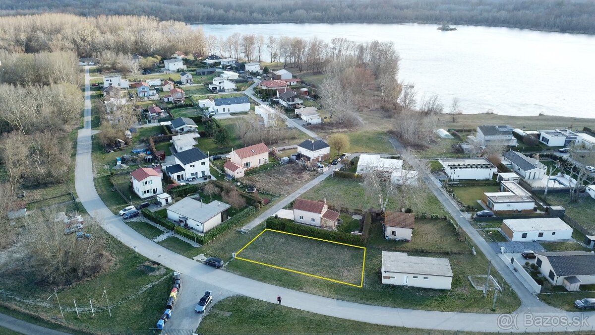 Ponúkame na predaj atraktívny pozemok pri jazere v obľúbenej