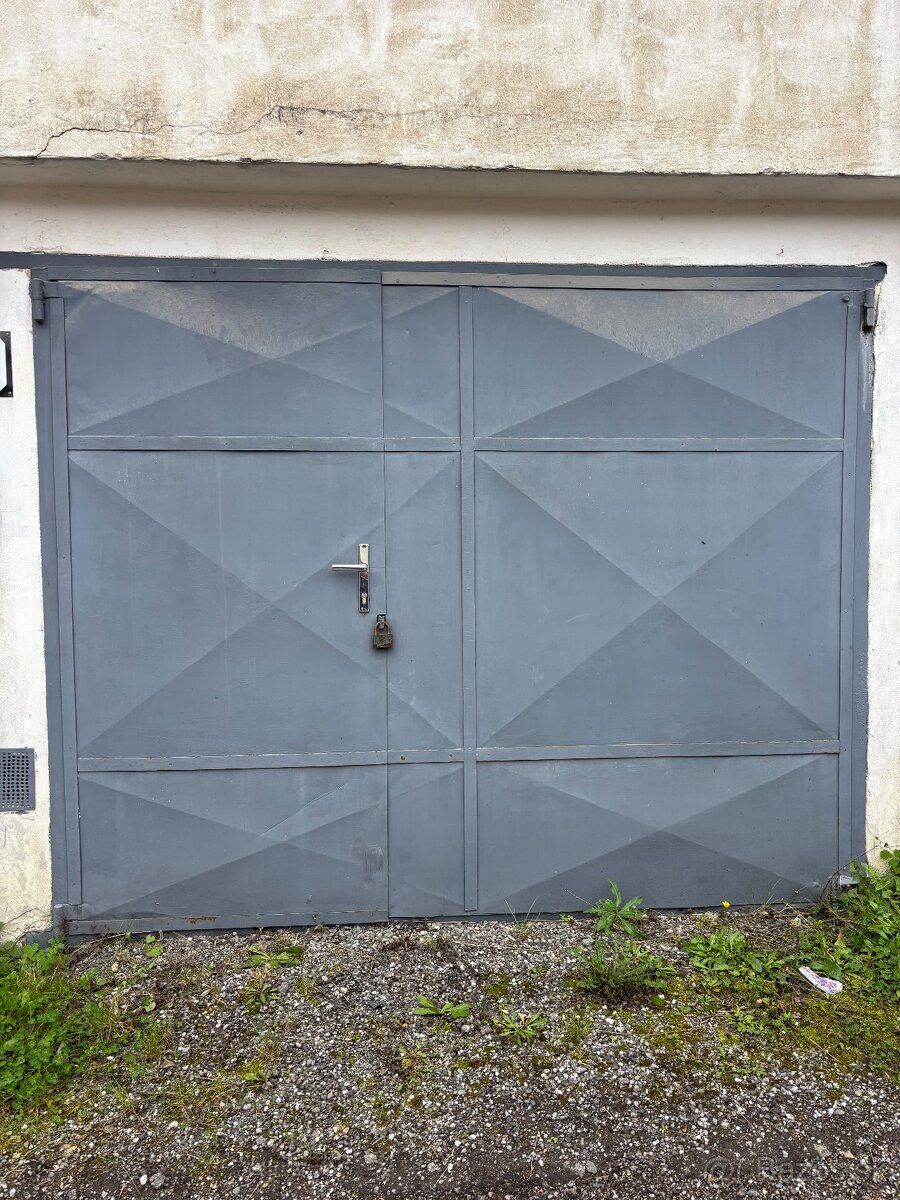 Ponúkam na predaj murovanú radovú garáž o výmere 21 m² (zast