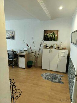 Na predaj priestranný 3-izbový byt v centre mesta Veľké Kapu