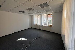 Budova sa nachádza v centre mesta Trnava na Hlavnej ulici č.