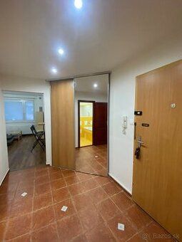 Ponukam byt 1+1 na Žarci, na prizemí 38m2, Izba vstavane skr