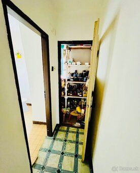 Ponúkam na predaj 2-izbový byt v pôvodnom stave s balkónom, 