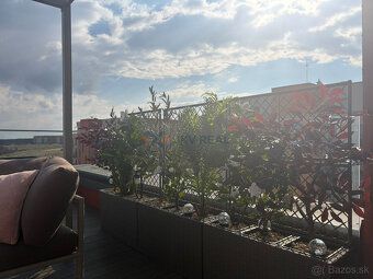 Predstav si rána s východom slnka ponad Slanské vrchy, šálku