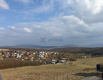 Predstav si rána s východom slnka ponad Slanské vrchy, šálku