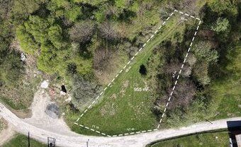 Ponúkame na predaj rovinatý stavebný pozemok o výmere 400 m²