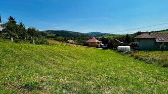 Ponúkame na predaj slnečný a rovinatý stavebný pozemok v tic