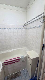 Na dlhodobý prenájom ponúkame 2 izbový byt s balkónom v čast