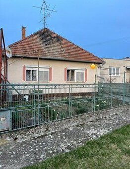 Predám rodinný dom so záhradou v Hronských Kľačanoch. Dom sa