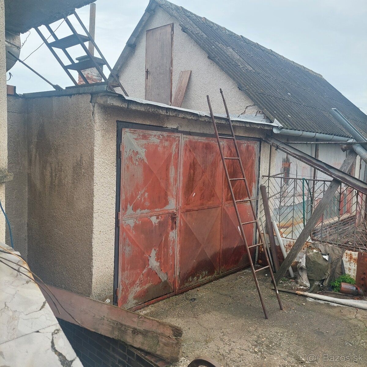 Predám rodinný dom so záhradou v Hronských Kľačanoch. Dom sa