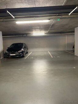 Ponúkame na predaj garážové parkovacie miesto, ktoré sa nach