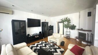 🏡 Luxusný staromestský byt s krbom, balkónmi a súkromným par
