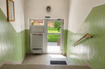 Ranná káva v modernej kuchyni. Voňavé bylinky či jahody na v