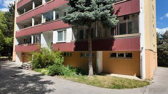 Ranná káva v modernej kuchyni. Voňavé bylinky či jahody na v