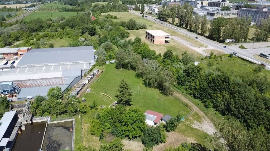 Ponúkame na predaj rozsiahly pozemok v priemyselnej časti me