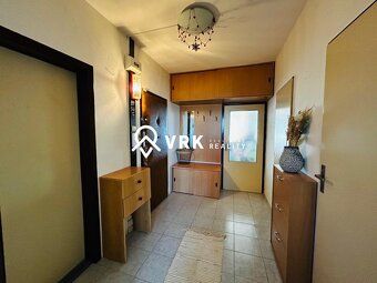Ponúkame na predaj veľký 2-izbový byt s výmerou 61 m², situo